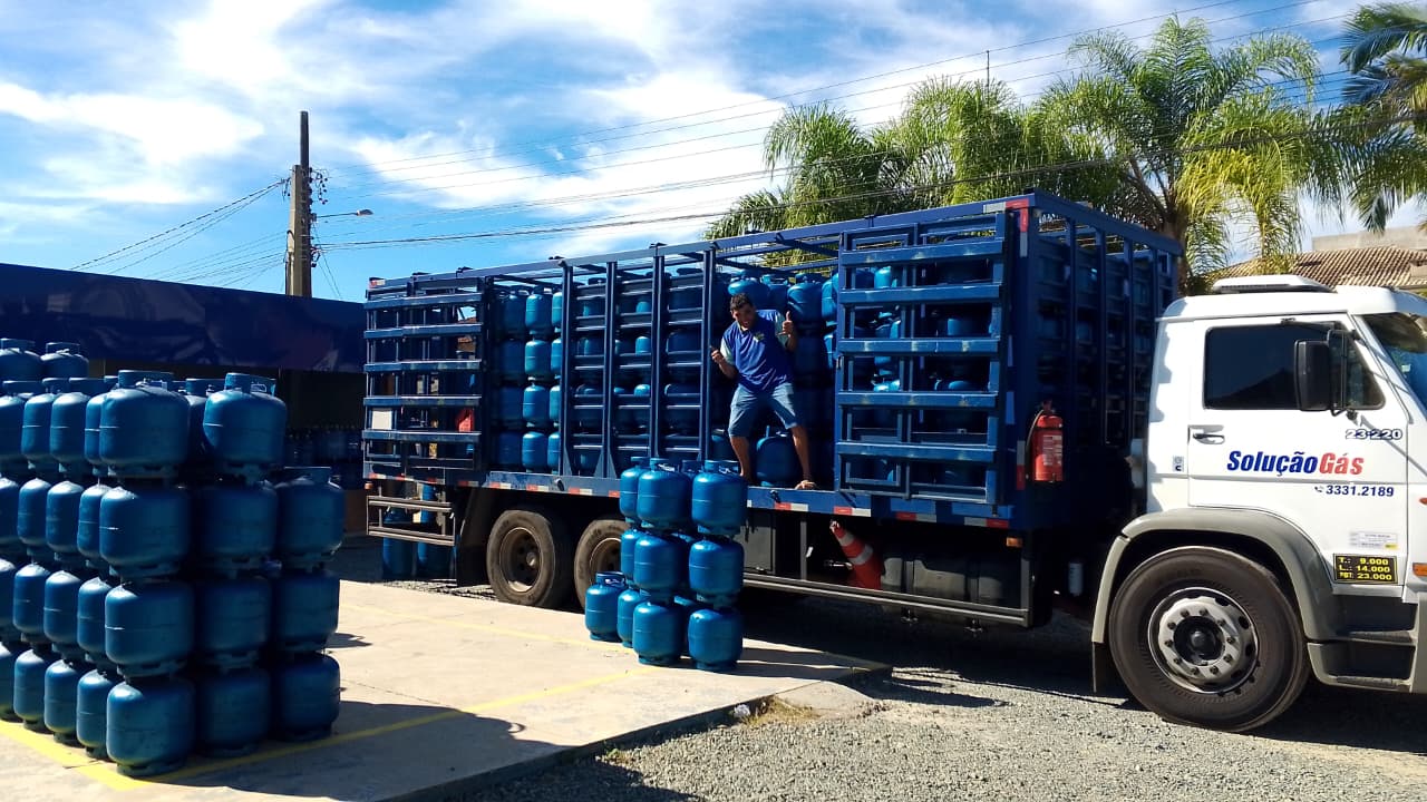 Frota da Solução Gás e botijões azuis na unidade de Barra Velha